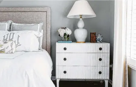  ?? Melissa Fitzgerald West ?? A linen headboard adds softness and texture to the room, while smaller nighstands give the master bedroom a more spacious feel.