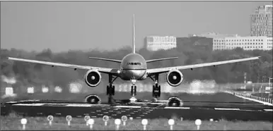  ??  ?? Een Boeing 777 van KLM op Schiphol. (Foto: NOS)