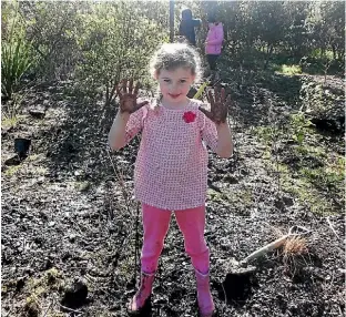  ?? PHOTO: LEIGH COWAN/SUPPLIED ?? Manchester St School’s Aimee Worsley mucking in at Kitchener Park.