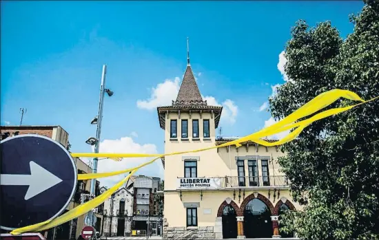  ?? XAVIER CERVERA ?? Un lazo amarillo ondea en la plaza del Ayuntamien­to de Sant Vicenç dels Horts, donde fue alcalde Oriol Junqueras