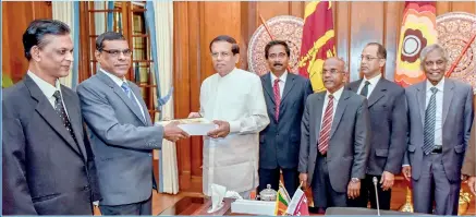  ?? ?? The members of Presidenti­al Commission of Inquiry that probed into serious frauds and abuse of power by the previous regime handed over its report to President Sirisena at his office this week