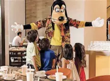  ?? [PHOTO PROVIDED BY DON RIDDLE] ?? Goofy makes friends at Ravello.