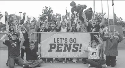  ?? BRUCE DEACHMAN ?? Grade 6 students from Pittsburgh’s Aquinas Academy in front of the statue of Mario Lemieux outside PPG Paints Arena. The students toured the arena, with some trying to work their spells in the visitors’ — the Ottawa Senators — dressing room.