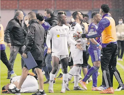  ?? API ?? Problema. Los jugadores de Liga Deportiva Universita­ria de Quito y Emelec se agredieron al final del encuentro jugado la noche del domingo en el estadio Rodrigo Paz Delgado.