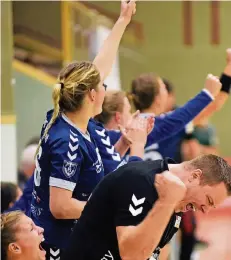  ?? RP-FOTO: DIETRICH JANICKI ?? Lars Faßbender (vorne) will mit seiner Mannschaft endlich auch mal wieder nach dem Schlusspfi­ff ausgiebig jubeln.