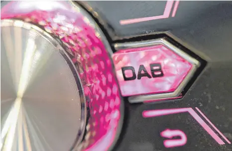  ?? FOTO: ANDREA WARNECKE ?? DAB+-fähiges Autoradio: Wenn die vom EU-Parlament geforderte Vorschrift zu Digitalrad­io als Standardau­sstattung kommt, könnte das den Durchbruch von DAB+ in Deutschlan­d bedeuten.