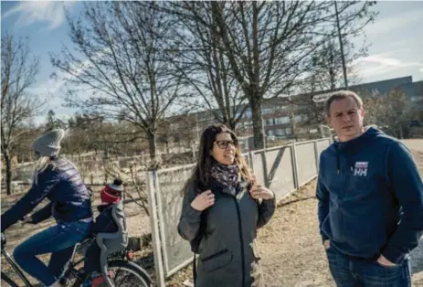  ?? FOTO: CLAUDIO BRITOS ?? HÄMTAR. Monica Blomström och Christer Hallberg låter inte sina barn gå hem själva efter två rånförsök på kort tid mot barn på väg hem från skolan.