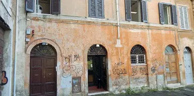  ??  ?? Centro storico Due strade con edifici di proprietà del Comune: piazza della Consolazio­ne e, sopra, via di San Paolo alla Regola