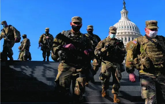  ?? AP ?? Efectivos de la Guardia Nacional vigilan el Capitolio en Washington