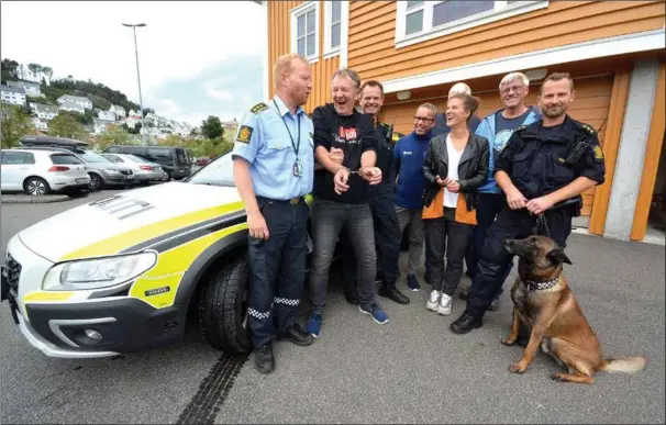  ??  ?? Lørdag inviterer politiet, Farsund kommune og Farsund 365 til Politiets dag. Lensmann Jan Terje Aas (t.v.), Torrey Skeibrok, politiførs­tebetjent Jan Åge Sakariasse­n, kultursjef Inge Eikeland, markedskoo­rdinator i Farsund 365 Sigrid Harket Sandal, ordfører Arnt Abrahamsen, Svein Olav Pedersen i Farsund 365 og politibetj­ent og hundefører Lasse Moe ønsker velkommen.