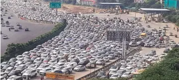  ?? PHOTO: PTI ?? Massive traffic jam on Delhi-gurugram expressway at the border due to barricadin­g by Delhi Police, in view of Bharat Bandh called by farmers organisati­on on Monday. The day marks one year of enactment of three farm laws