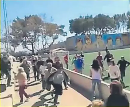  ??  ?? Batalla campal Un grupo de padres y aficionado­s se enzarzaron en una pelea lamentable en un partido de infantiles en Alaró, Mallorca