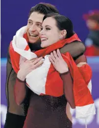  ?? DAVID J. PHILLIP ASSOCIATED PRESS ?? Tessa Virtue et Scott Moir célèbrent leur troisième médaille d’or aux JO de Pyeongchan­g, en février 2018.