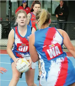  ?? ?? Right: Bunyip goal defence Phoebe Bracken makes a quick release pass to teammate Sarah Chapman in the B grade game against Phillip Island on Saturday.
West Gippsland photograph­s by AMANDA EMARY.