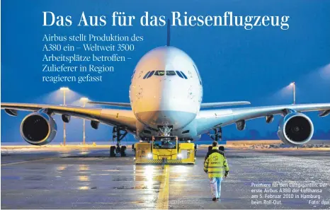 ?? Foto: dpa ?? Premiere für den Luftgigant­en: Der erste Airbus A380 der Lufthansa am 5. Februar 2010 in Hamburg beim Roll-Out.