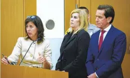  ?? ?? Dehesa Elementary School District Superinten­dent Nancy Hauer (center) appears in court with her attorneys during her arraignmen­t hearing in 2019.