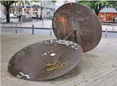  ??  ?? Die „Doppelachs­e“auf dem Friesenpla­tz stammt von Heinz-Günter Prager.