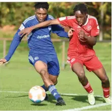  ?? FOTO: RALPH-DEREK SCHRÖDER ?? Duell in der B-Junioren-Bundesliga: Der Schalker Takang-Ngufor Anubodem (links) und der Fortune Dadou Mossi-Sezene.