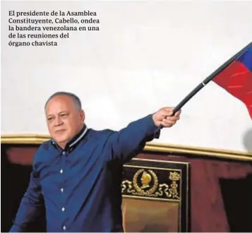  ??  ?? El presidente de la Asamblea Constituye­nte, Cabello, ondea la bandera venezolana en una de las reuniones del órgano chavista