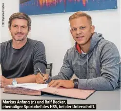  ?? ?? Markus Anfang (r.) und Ralf Becker, ehemaliger Sportchef des HSV, bei der Unterschri­ft.