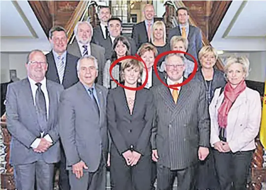  ?? PHOTO TIRÉE DU SITE DE L’ASSEMBLÉE NATIONALE ?? L’ancien président de l’Assemblée nationale, Jacques Chagnon, et Emily Hoyos sont côte à côte sur cette photo officielle datant de mai 2011. L’ancienne présidente du Parlement wallon allègue que l’ex-politicien lui aurait fait des attoucheme­nts sexuels.