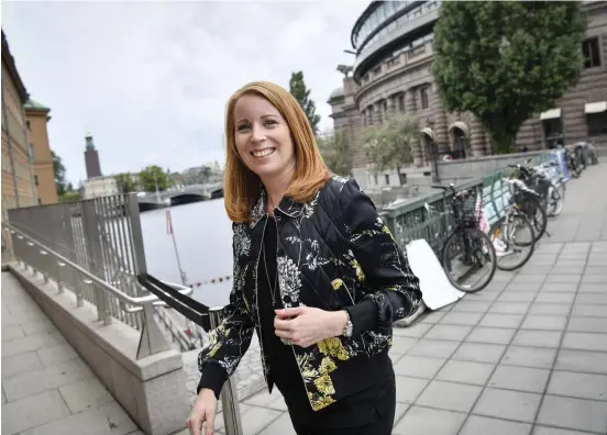  ?? FOTO: TT / HENRIK MONTGOMERY ?? Centerpart­iets ledare Annie Lööf på väg till riksdagska­nsliet i går. Då hade hon och hennes parti avrundning­arna emot sig, men i dag kan det se annorlunda ut.