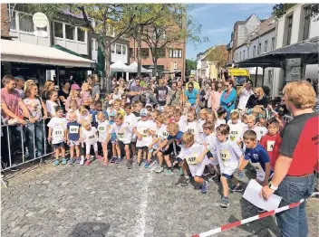  ?? FOTO: SCHMITZ ?? In allen Altersgrup­pen gingen am Sonntag rund 360 Läufer an den Start bei der Premiere von „Lank läuft“. Das SportEvent soll im nächsten Jahr wiederholt werden.