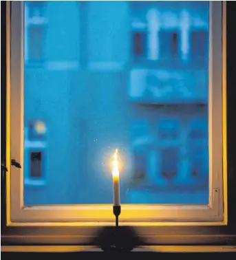  ?? FOTO: KAY NIETFELD/DPA ?? Aktion #lichtfenst­er: Eine Kerze im Fenster steht als Zeichen des gemeinsame­n Gedenkens an die Toten im Zusammenha­ng mit der Corona-Pandemie.