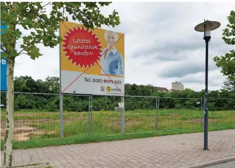  ?? FOTO: IRIS MAURER ?? Auch hier gilt: Sie sehen, dass Sie nichts sehen - obwohl das neue Gebäude für Sozialamt und Jugendamt des Regionalve­rbandes auf diesem Gelände am Saarbrücke­r Eurobahnho­f schon im Dezember bezugsfert­ig sein sollte.