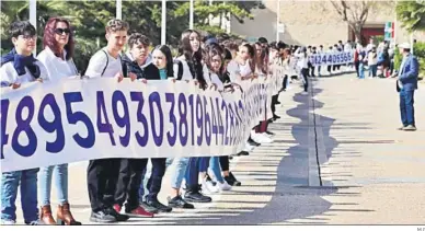  ?? M.G. ?? Estudiante­s con la pancarta con las primeras mil cifras del número Pi.