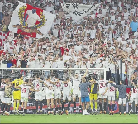  ?? Foto: GETTY ?? Los jugadores del Sevilla, festejando por todo lo alto el pase a las semifinale­s junto a su afición