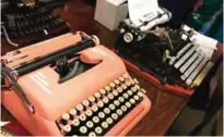  ??  ?? Vintage typewriter­s are on display at a "type-in" in Albuquerqu­e, NM.