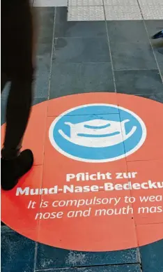  ?? Foto: Arne Dedert, dpa ?? Ein Hinweis am Boden des Frankfurte­r Hauptbahnh­ofes auf die geltende Pflicht zur Mund‰Nasen‰Bedeckung.