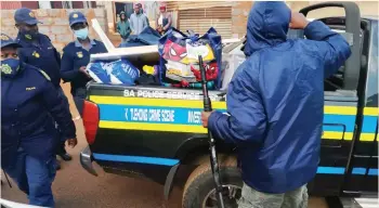  ??  ?? South African police recover looted goods in Gauteng province