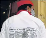  ?? DHEERAJ DHAWAN/HT ?? A Samajwadi Party MLA, with a news printed on his shirt, going to attend the monsoon session at the Vidhan Bhawan in Lucknow on Friday.