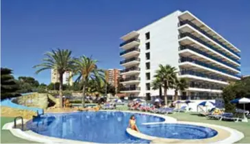  ??  ?? En España, el Hotel Corona del Mar destaca por su tasa de generación de energía renovable de un 61% gracias
al aumento de la producción de energía solar térmica y la incorporac­ión
de paneles fotovoltai­cos y energía minieólica, prevista para el medio...