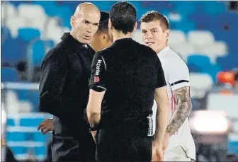  ?? FOTO: EFE ?? Los blancos acabaron indignados con el arbitraje de Munuera en Valdebebas