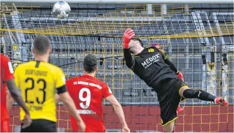  ?? FOTO: FEDERICO GAMBARINI/DPA ?? Da flog er ins Eck: Dortmunds Torwart Roman Bürki kann das goldene Tor durch Joshua Kimmich (nicht im Bild) nicht verhindern.