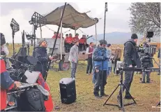  ?? FOTO: SCHMIDT ?? Am Set in Österreich: Die Druschba-Musiker sind im Hintergrun­d auf dem Wagen zu sehen – in der typischen Tracht.