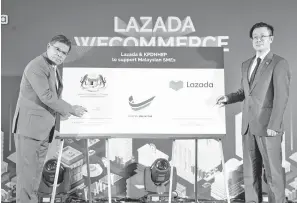  ?? — Gambar Bernama ?? PELANCARAN: Saifuddin (kiri) bersama Leo ketika melancarka­n Lazada Wecommerce 2019 Satellite Tradeshow, di Kuala Lumpur, semalam.