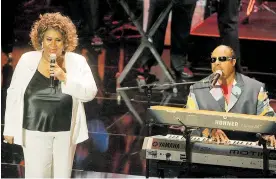  ??  ?? Aretha Franklin canta junto a su “gran amigo” Stevie Wonder en un concierto.