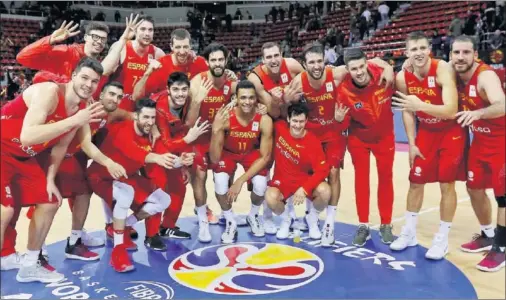  ??  ?? EUFORIA. Gran ambiente en Zaragoza y los jugadores de la Selección, pletóricos tras certificar el cuarto triunfo en cuatro partidos.