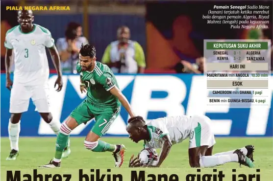  ?? [ FOTO EPA ] ?? Pemain Senegal Sadio Mane (kanan) terjatuh ketika merebut bola dengan pemain Algeria, Riyad Mahrez (tengah) pada kejuaraan Piala Negara Afrika.