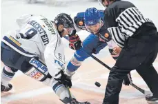  ?? FOTO: FELIX KÄSTLE ?? Thomas Merl (re.) und die Ravensburg Towerstars starteten die Saison mit einem furiosen Heimsieg gegen Dresden.