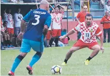  ??  ?? JUEGO. Durante la final de la Veteranos ambos clubes mostraron un buen nivel de fútbol, eso da confianza para el Torneo Regional