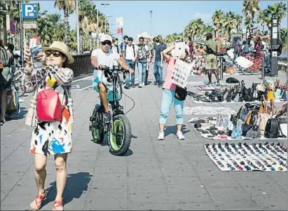  ?? ANA JIMÉNEZ ?? El Moll de la Fusta, el pasado fin de semana, ocupado por las mantas de los vendedores ambulantes