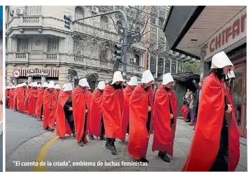  ??  ?? “El cuento de la criada”, emblema de luchas feministas