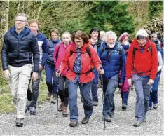  ?? ?? Wie einst Bundespräs­ident Karl Carstens: BLSV-Kreisvorsi­tzender Benjamin Adelwarth (links) beim Wandern mit der DAV-Sektion Memmingen.