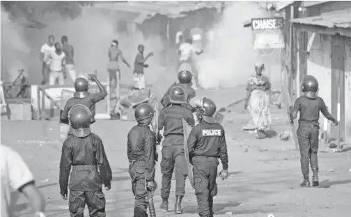  ?? — Gambar AFP ?? ANGGOTA polis dikerah untuk menangani mogok oleh para guru yang menuntut gaji yang lebih tinggi di Conakry, kelmarin.