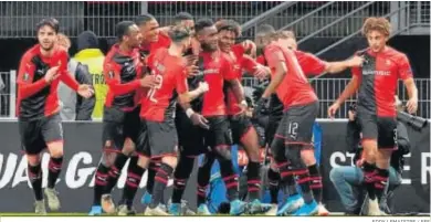  ?? EDDY LEMAISTRE / EFE ?? Los jugadores del Stade de Rennes celebran un gol en un partido ante la Lazio en la Europa League.